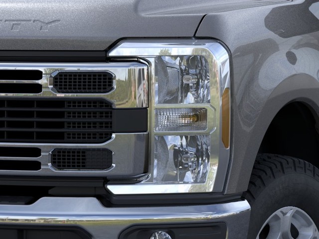Ford F-250SD Vehicle Full-screen Gallery Image 18