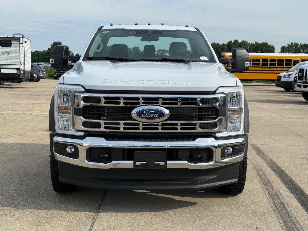 Ford Super Duty F-450 DRW Vehicle Full-screen Gallery Image 2
