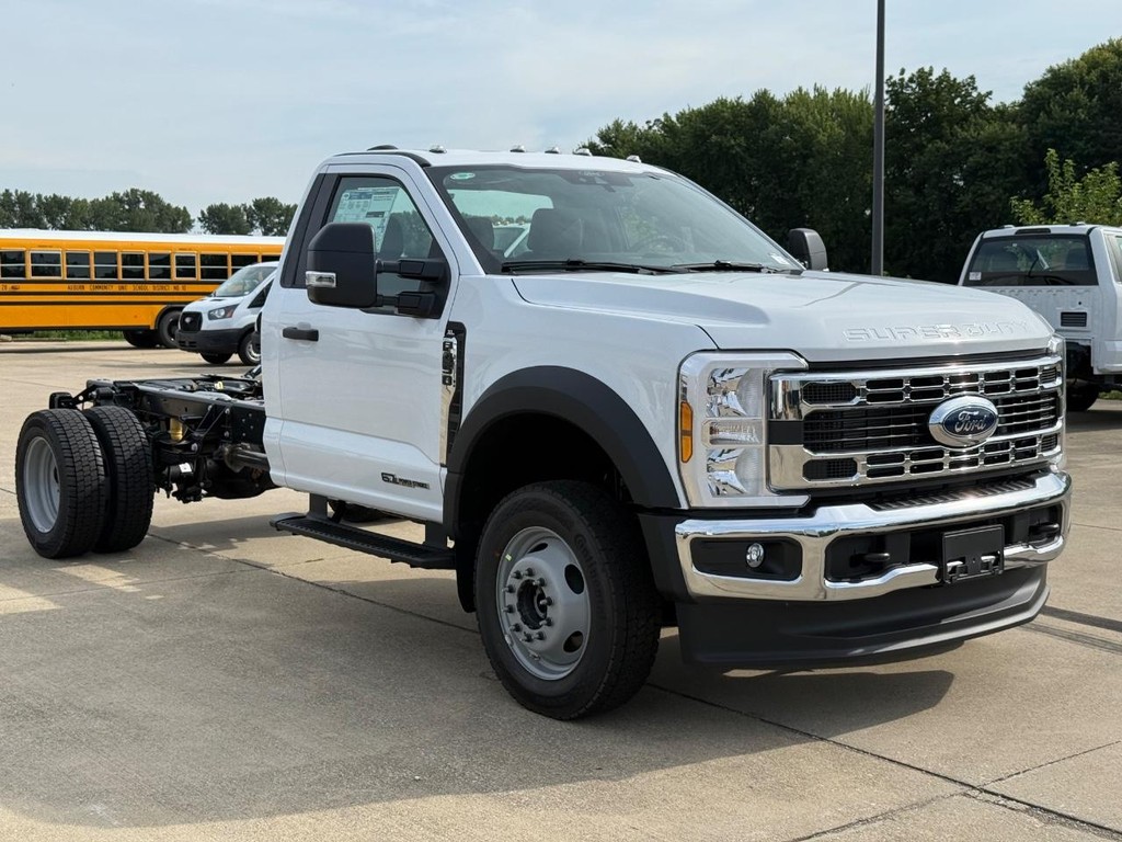 Ford Super Duty F-450 DRW Vehicle Full-screen Gallery Image 3
