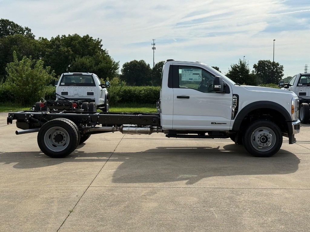 Ford Super Duty F-450 DRW Vehicle Full-screen Gallery Image 4