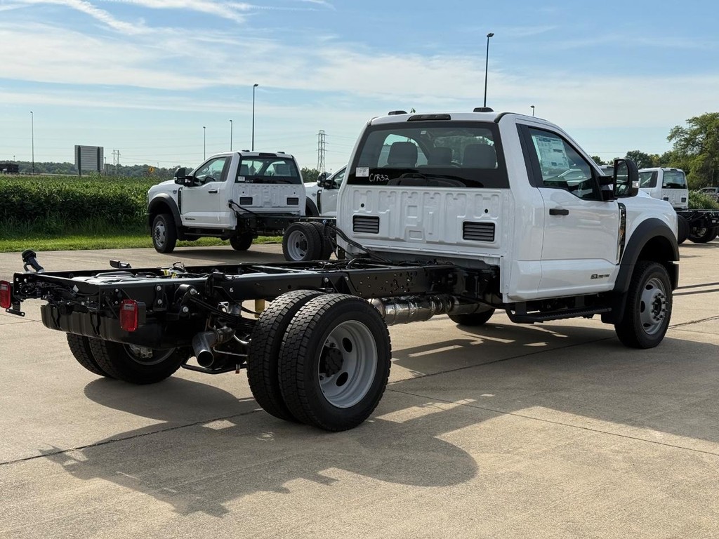 Ford Super Duty F-450 DRW Vehicle Full-screen Gallery Image 5