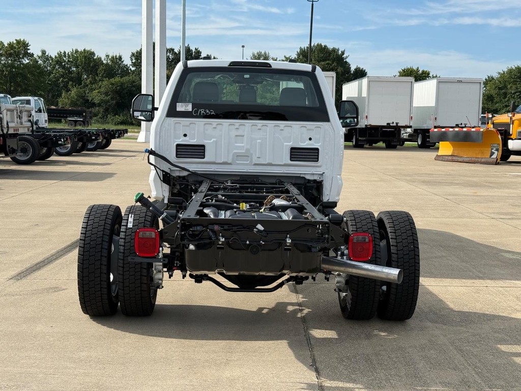 Ford Super Duty F-450 DRW Vehicle Full-screen Gallery Image 6