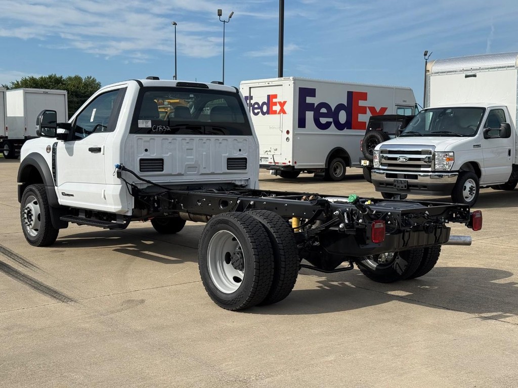 Ford Super Duty F-450 DRW Vehicle Full-screen Gallery Image 7