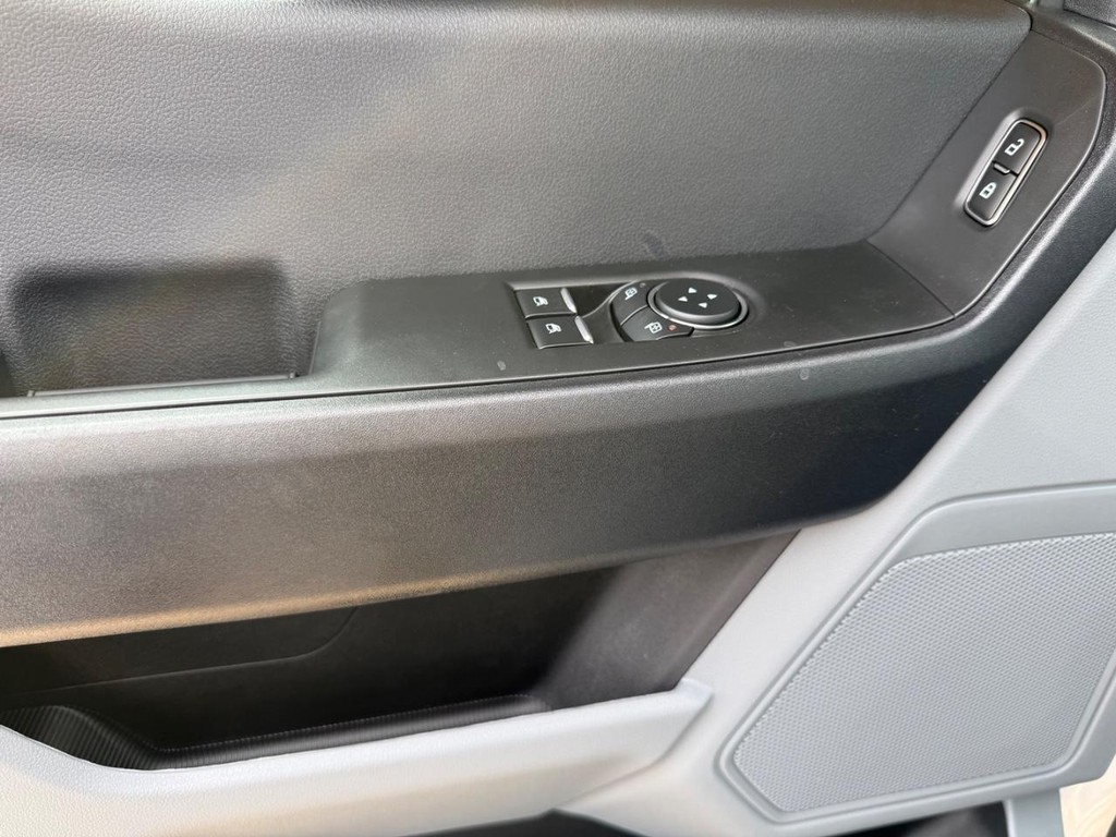 Ford Super Duty F-450 DRW Vehicle Full-screen Gallery Image 8
