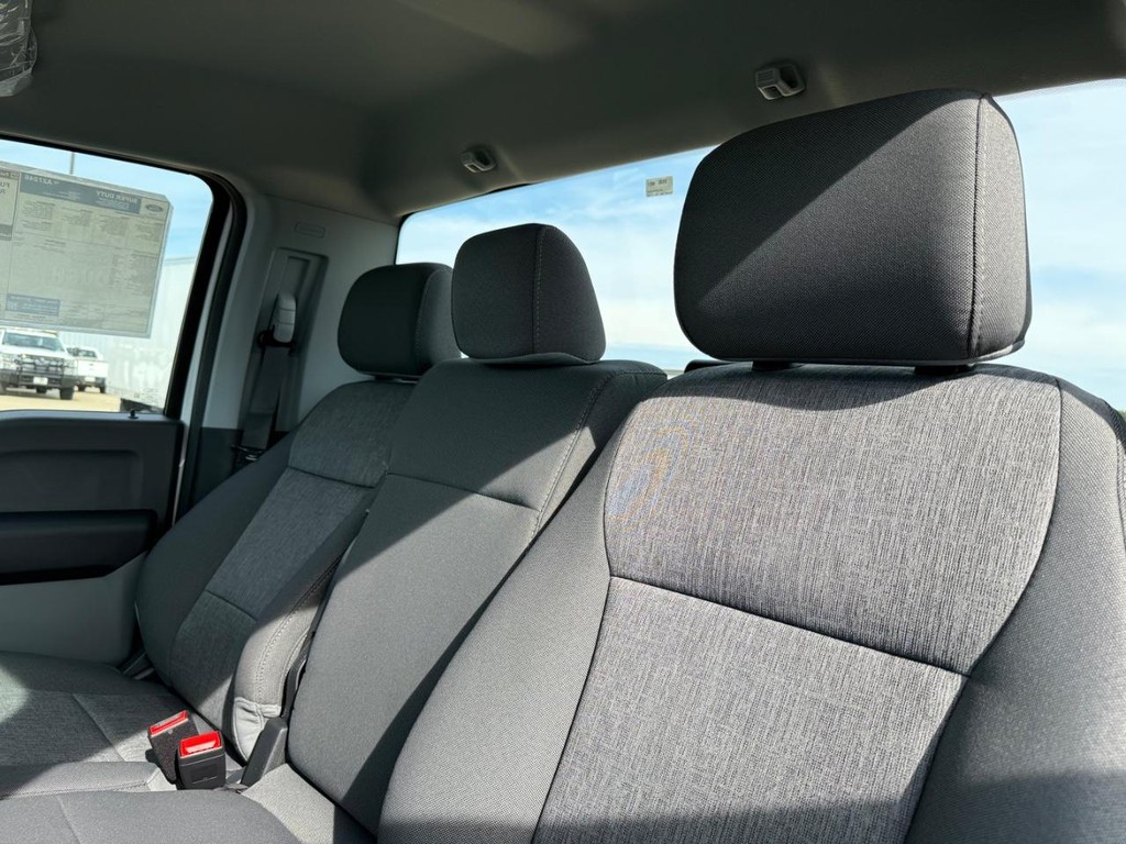 Ford Super Duty F-450 DRW Vehicle Full-screen Gallery Image 9