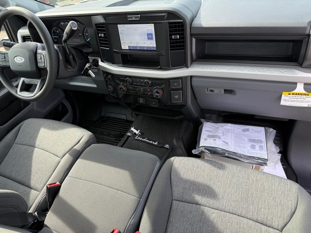 Ford Super Duty F-450 DRW Vehicle Full-screen Gallery Image 13