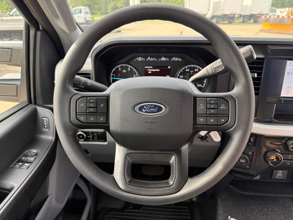 Ford Super Duty F-450 DRW Vehicle Full-screen Gallery Image 14