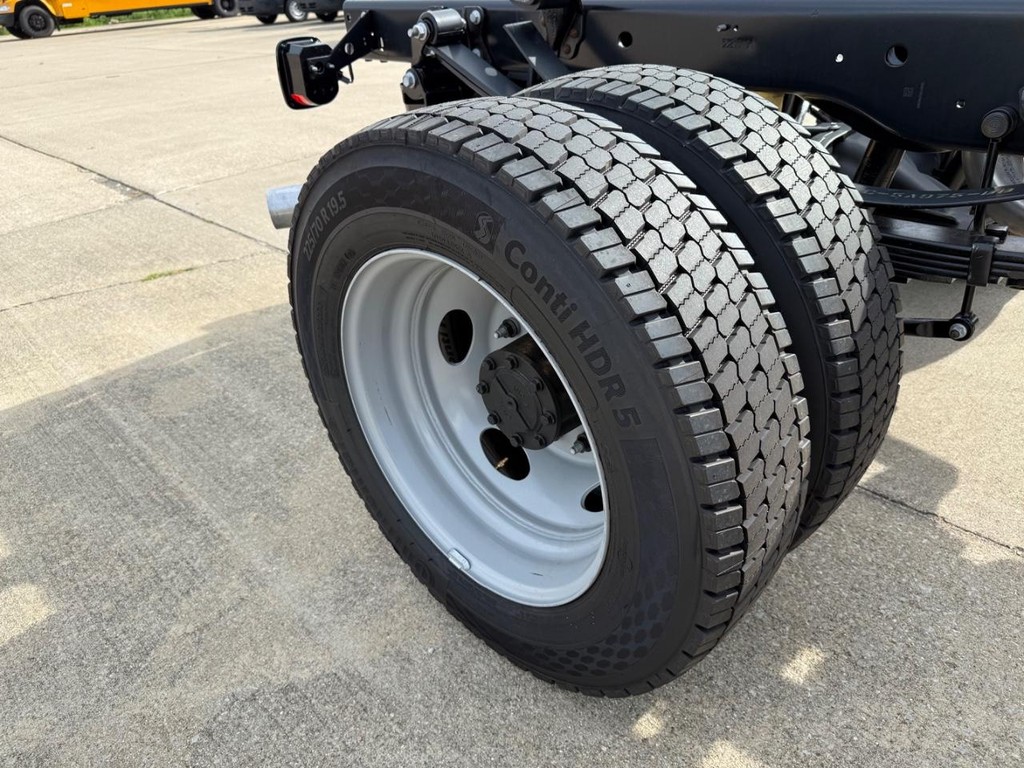 Ford Super Duty F-450 DRW Vehicle Full-screen Gallery Image 16