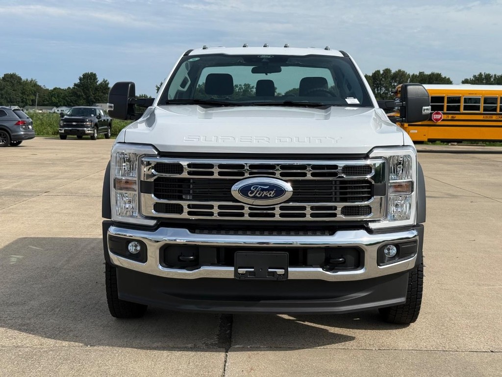 Ford Super Duty F-550 DRW Vehicle Full-screen Gallery Image 2