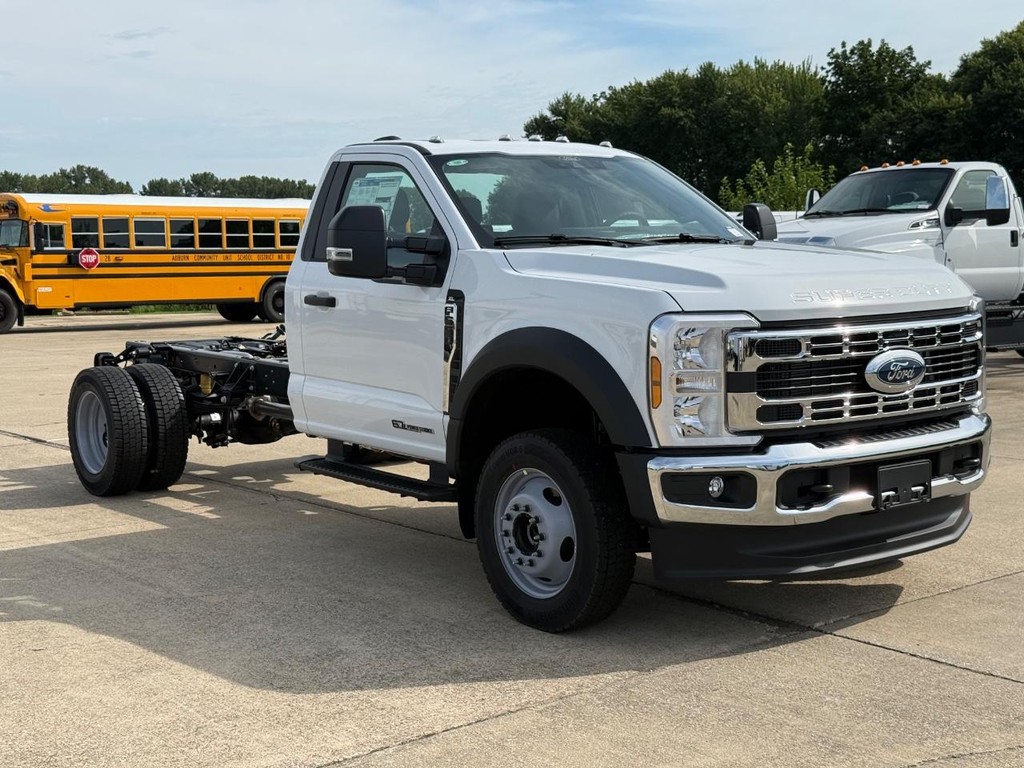 Ford Super Duty F-550 DRW Vehicle Full-screen Gallery Image 3