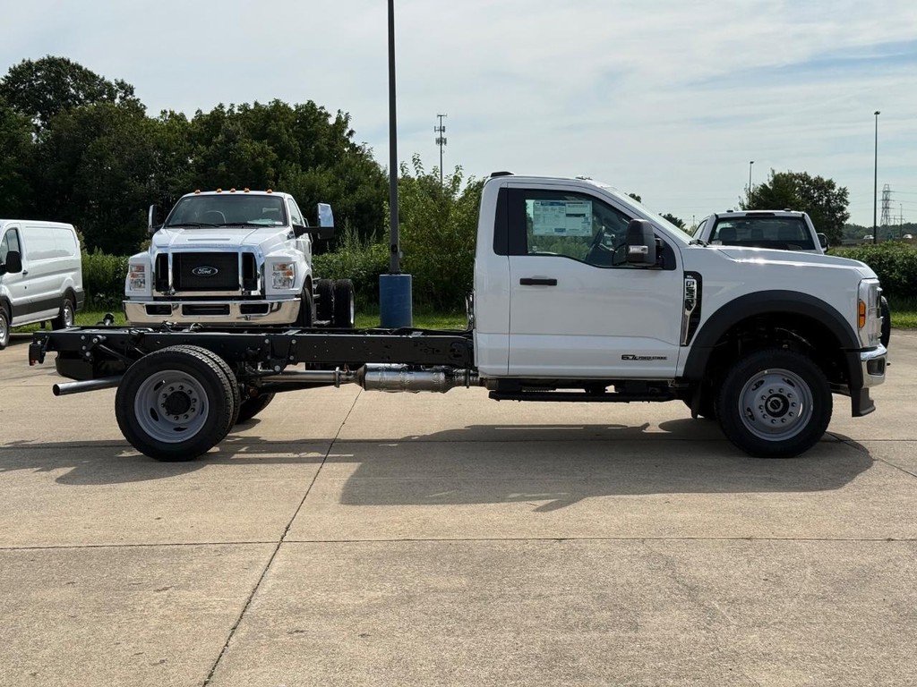 Ford Super Duty F-550 DRW Vehicle Full-screen Gallery Image 4