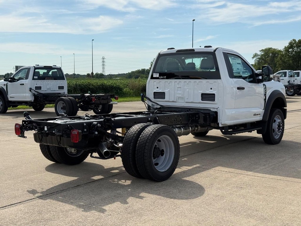 Ford Super Duty F-550 DRW Vehicle Full-screen Gallery Image 5