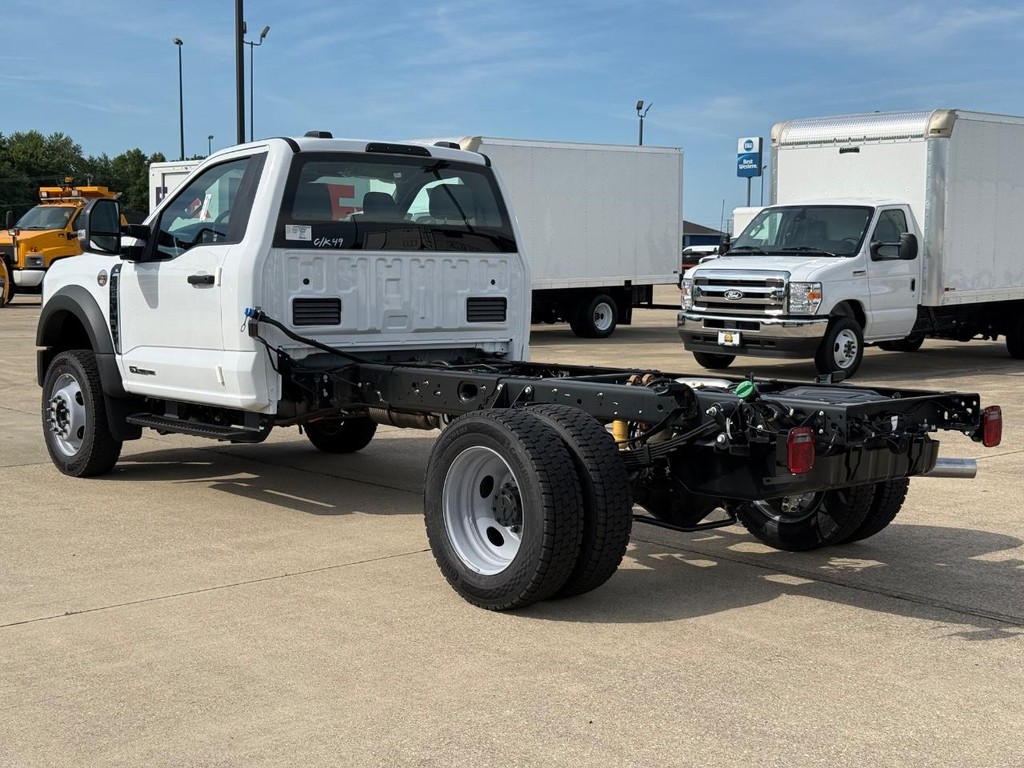 Ford Super Duty F-550 DRW Vehicle Full-screen Gallery Image 7