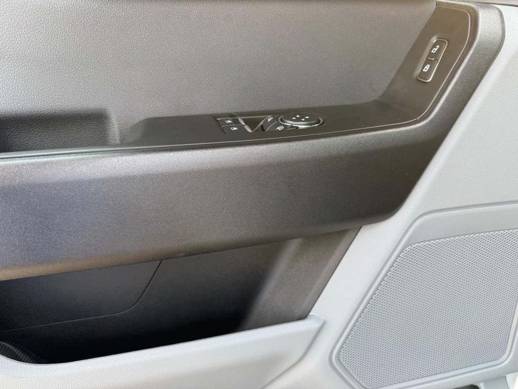 Ford Super Duty F-550 DRW Vehicle Full-screen Gallery Image 8