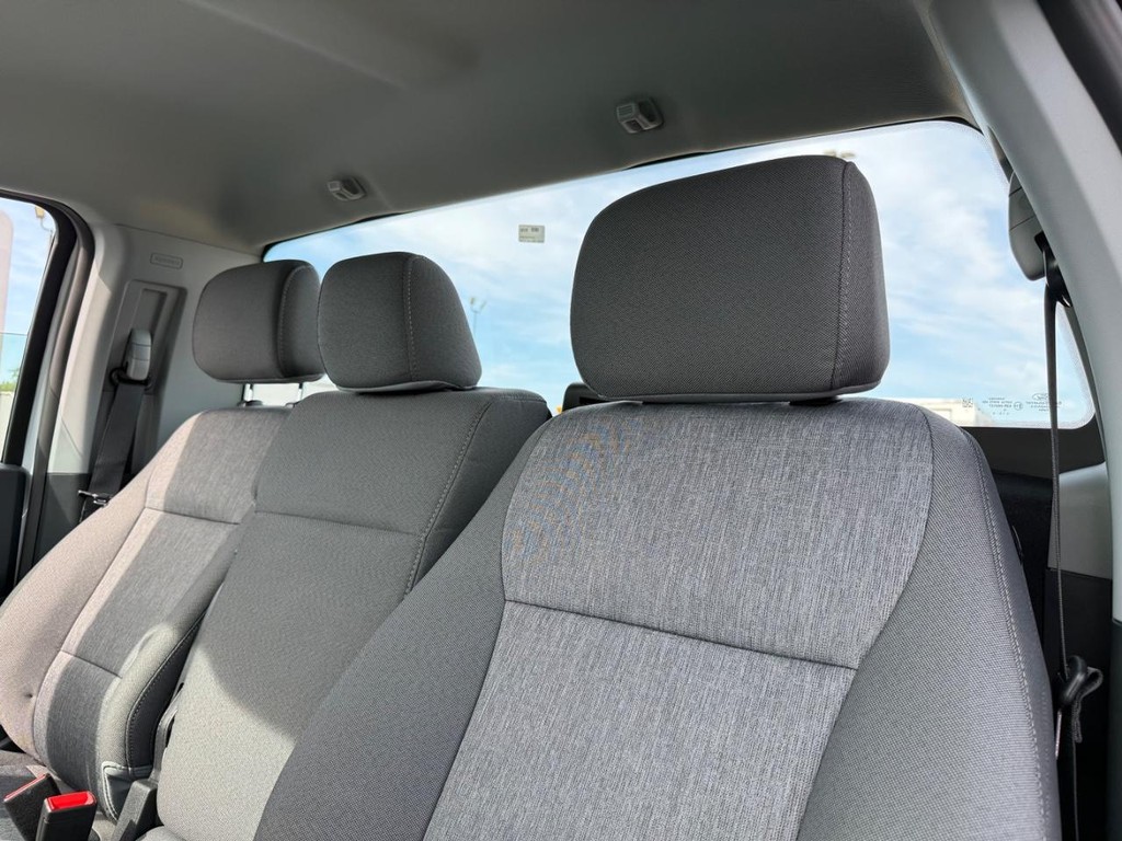 Ford Super Duty F-550 DRW Vehicle Full-screen Gallery Image 9