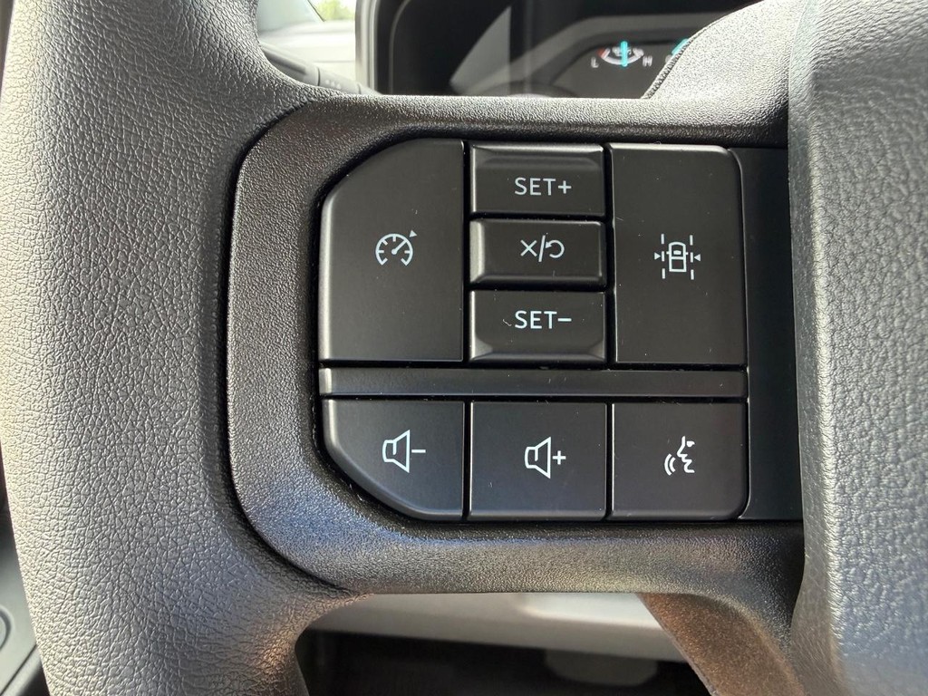 Ford Super Duty F-550 DRW Vehicle Full-screen Gallery Image 10