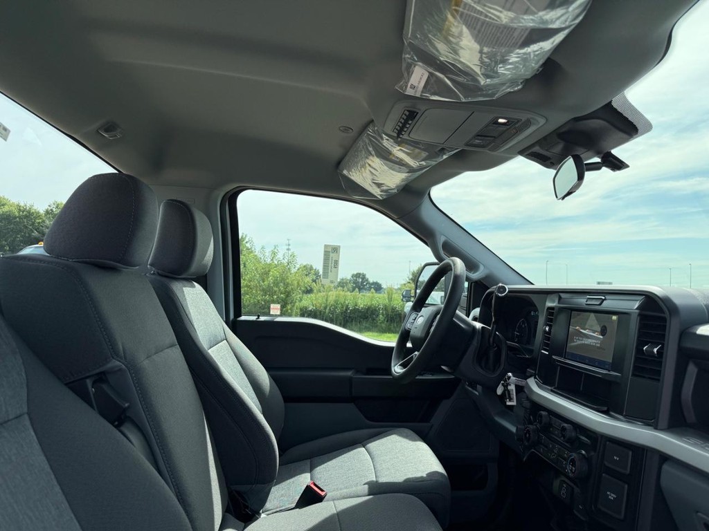 Ford Super Duty F-550 DRW Vehicle Full-screen Gallery Image 13