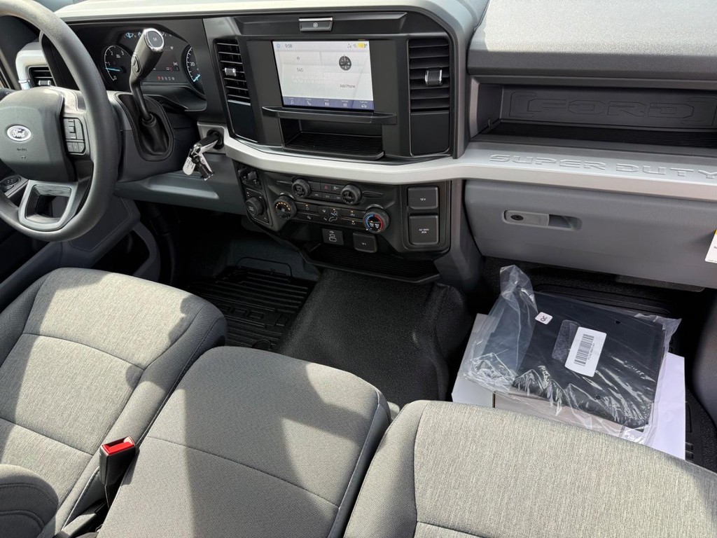 Ford Super Duty F-550 DRW Vehicle Full-screen Gallery Image 14