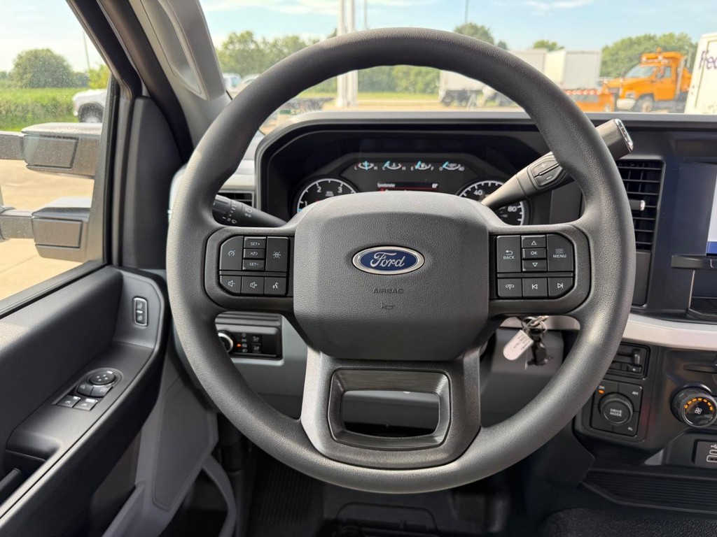 Ford Super Duty F-550 DRW Vehicle Full-screen Gallery Image 15