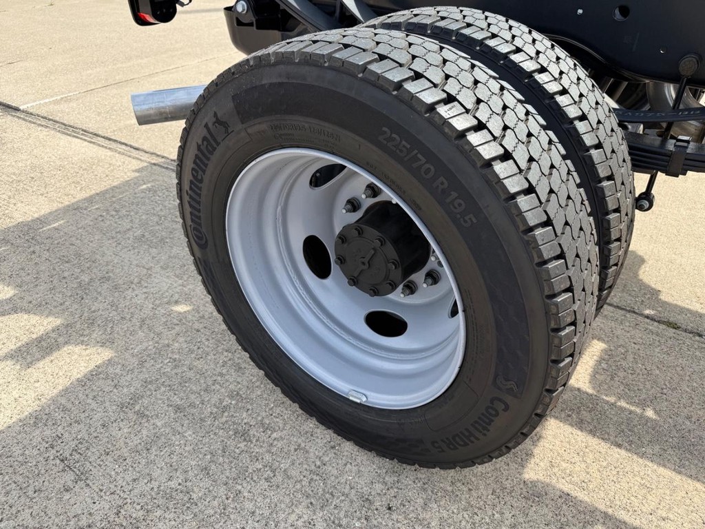 Ford Super Duty F-550 DRW Vehicle Full-screen Gallery Image 17