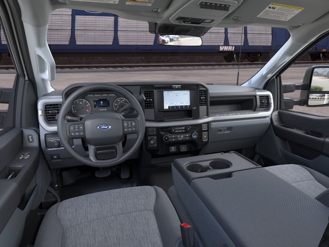 Ford F-550SD Vehicle Full-screen Gallery Image 9