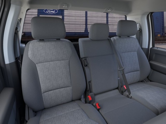 Ford F-550SD Vehicle Full-screen Gallery Image 10