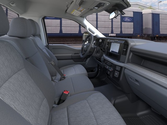 Ford F-550SD Vehicle Full-screen Gallery Image 11