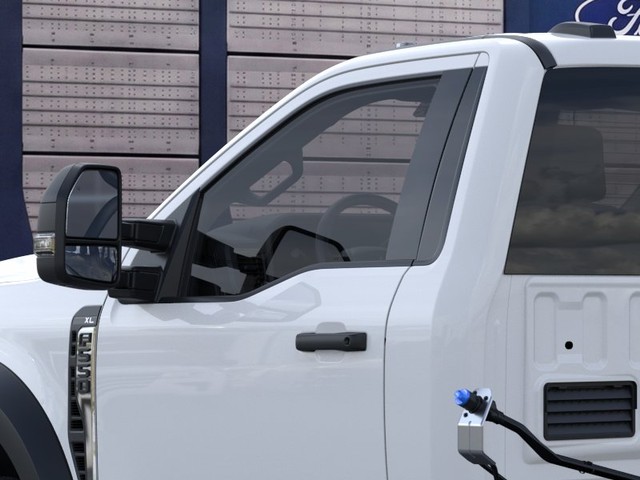 Ford F-550SD Vehicle Full-screen Gallery Image 20