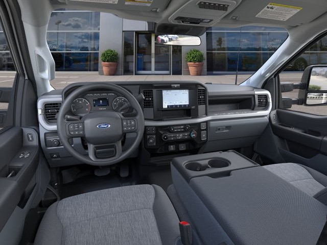 Ford F-450SD Vehicle Full-screen Gallery Image 9
