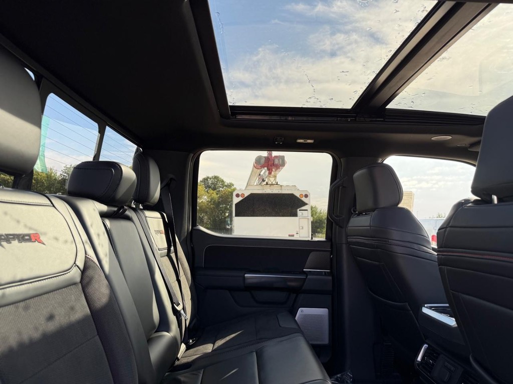 Ford F-150 Vehicle Full-screen Gallery Image 16