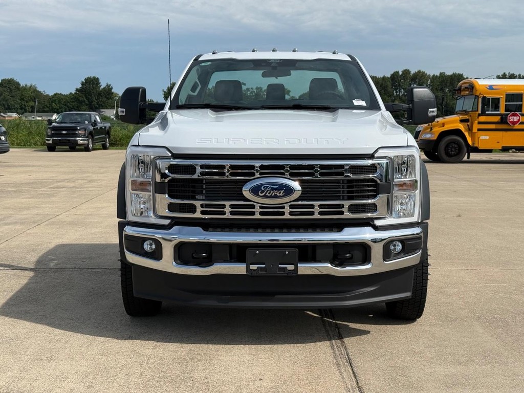 Ford Super Duty F-450 DRW Vehicle Full-screen Gallery Image 2
