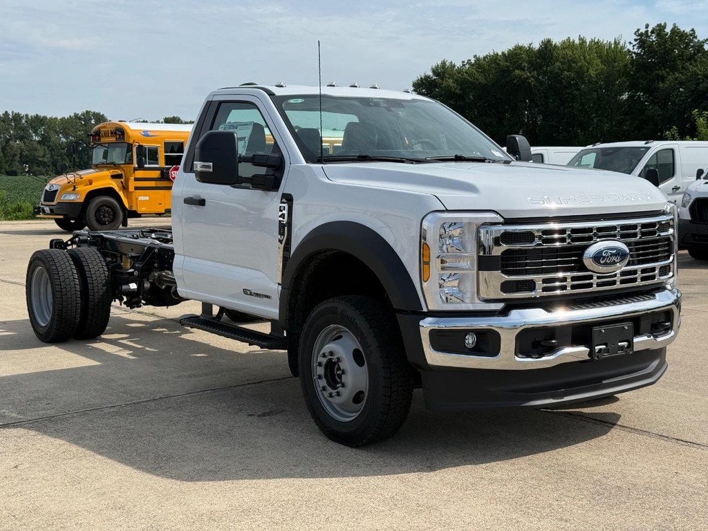Ford Super Duty F-450 DRW Vehicle Full-screen Gallery Image 3