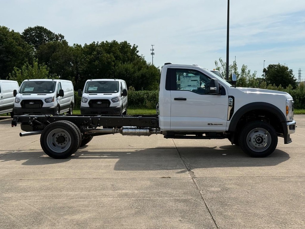 Ford Super Duty F-450 DRW Vehicle Full-screen Gallery Image 4