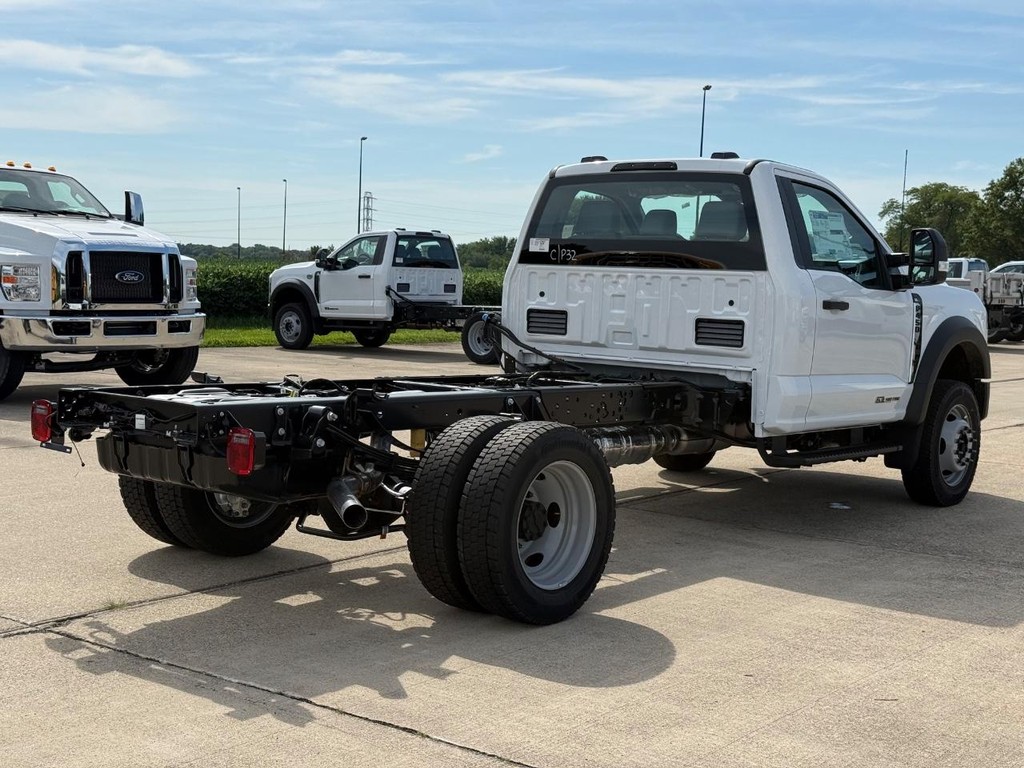 Ford Super Duty F-450 DRW Vehicle Full-screen Gallery Image 5