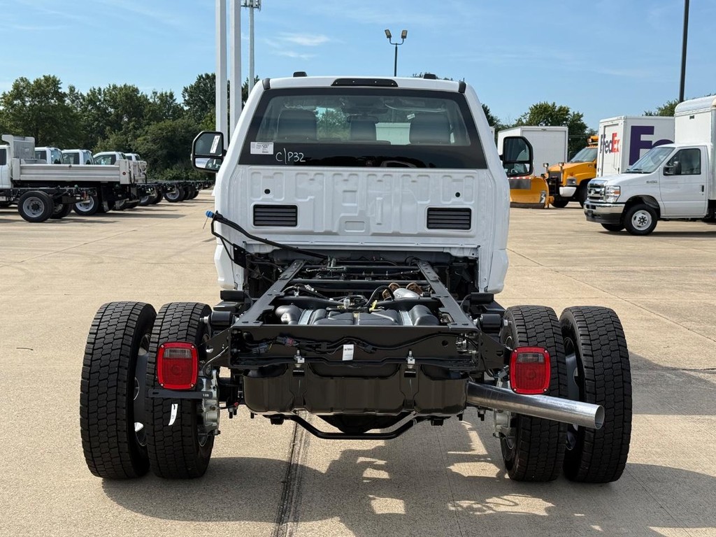 Ford Super Duty F-450 DRW Vehicle Full-screen Gallery Image 6