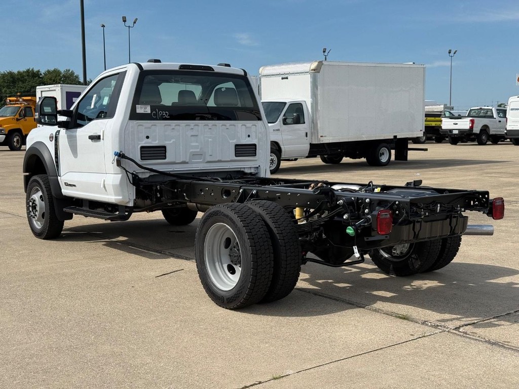 Ford Super Duty F-450 DRW Vehicle Full-screen Gallery Image 7