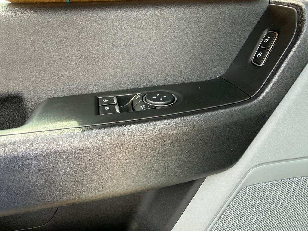 Ford Super Duty F-450 DRW Vehicle Full-screen Gallery Image 8