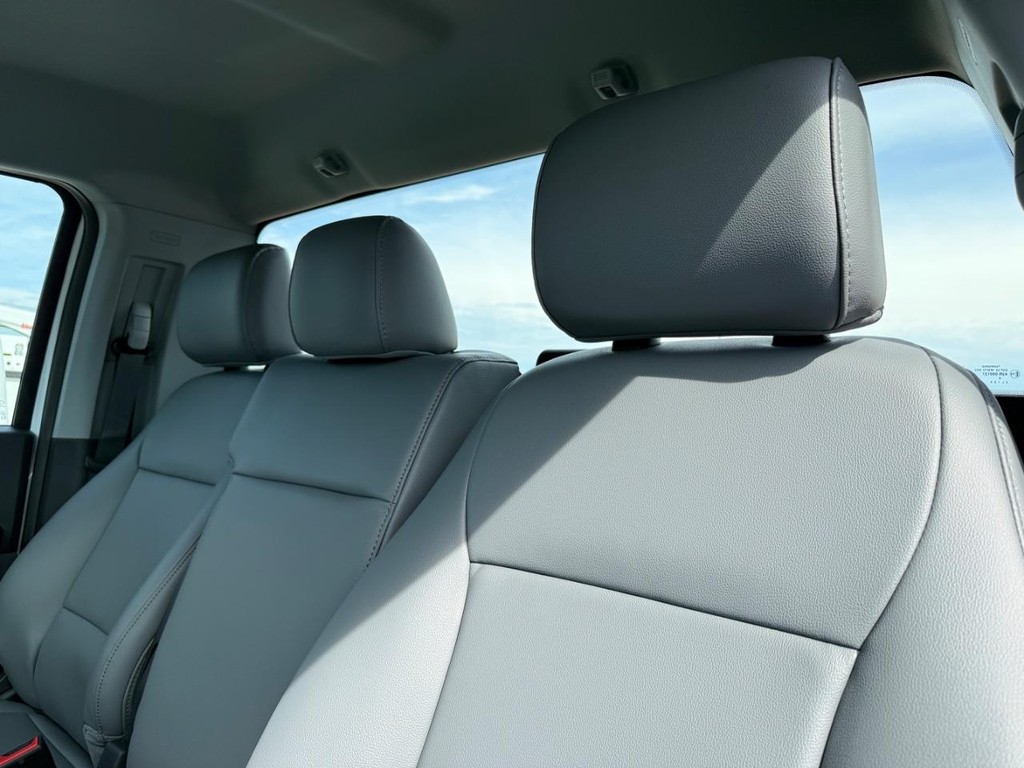 Ford Super Duty F-450 DRW Vehicle Full-screen Gallery Image 9