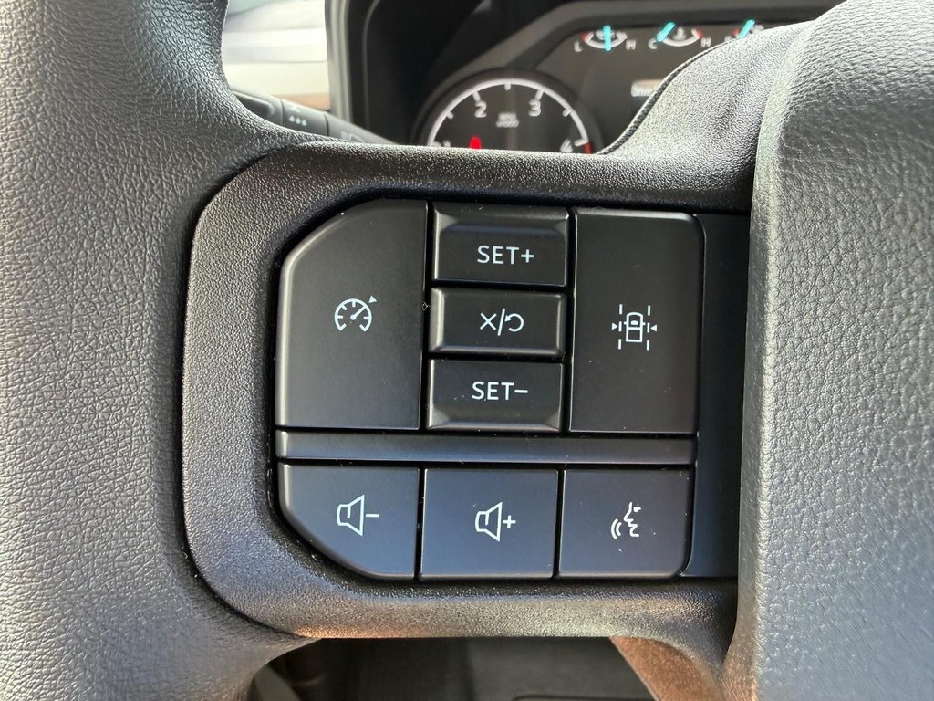 Ford Super Duty F-450 DRW Vehicle Full-screen Gallery Image 10