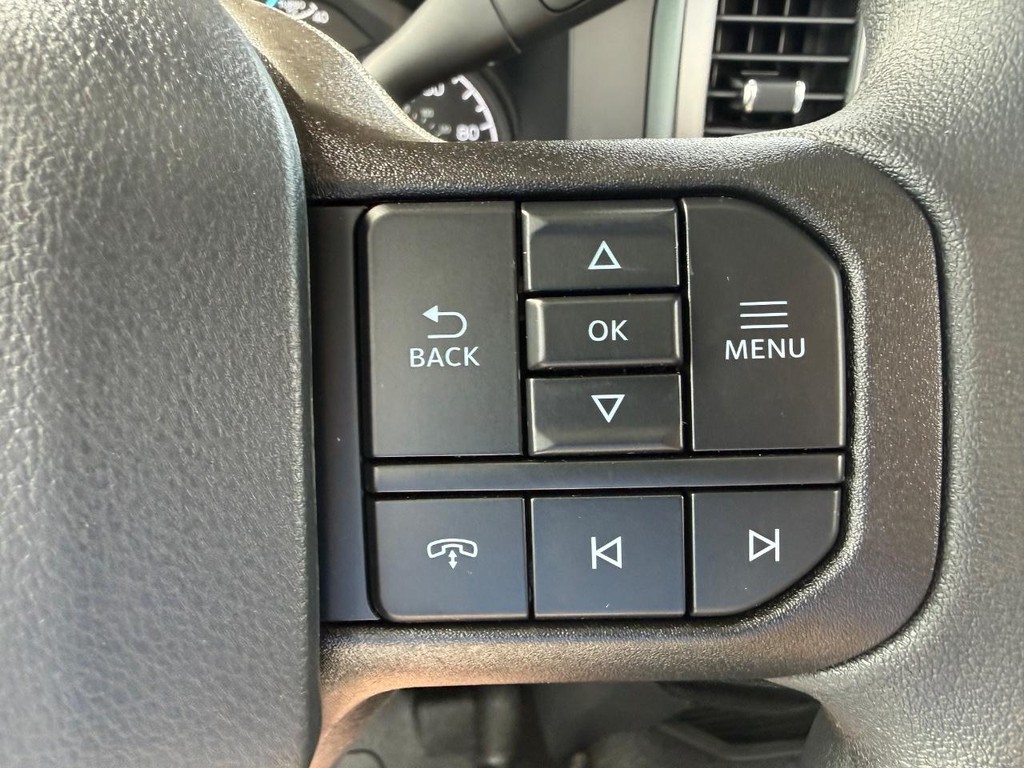 Ford Super Duty F-450 DRW Vehicle Full-screen Gallery Image 11