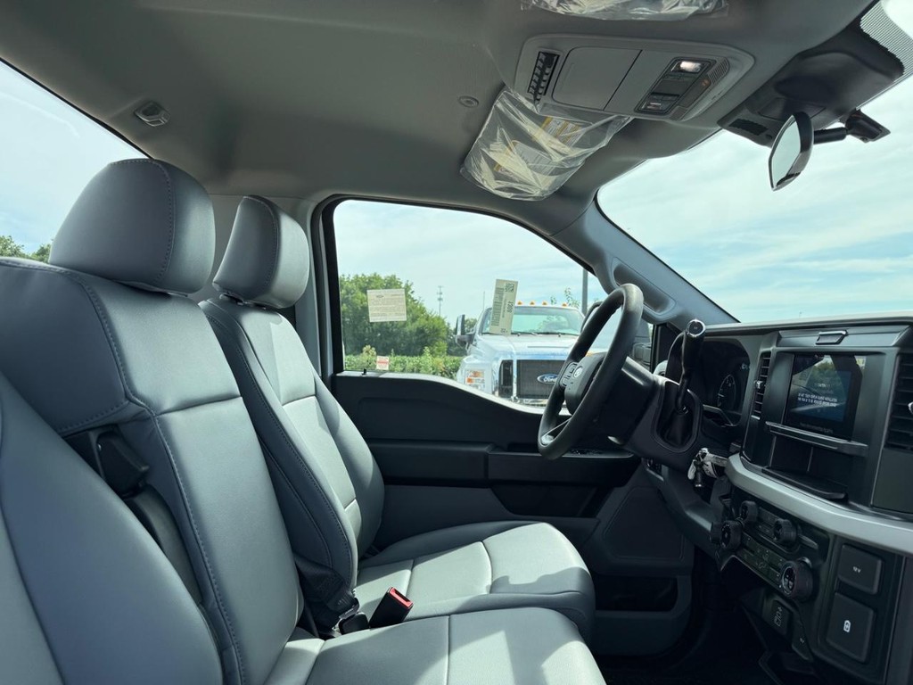 Ford Super Duty F-450 DRW Vehicle Full-screen Gallery Image 13