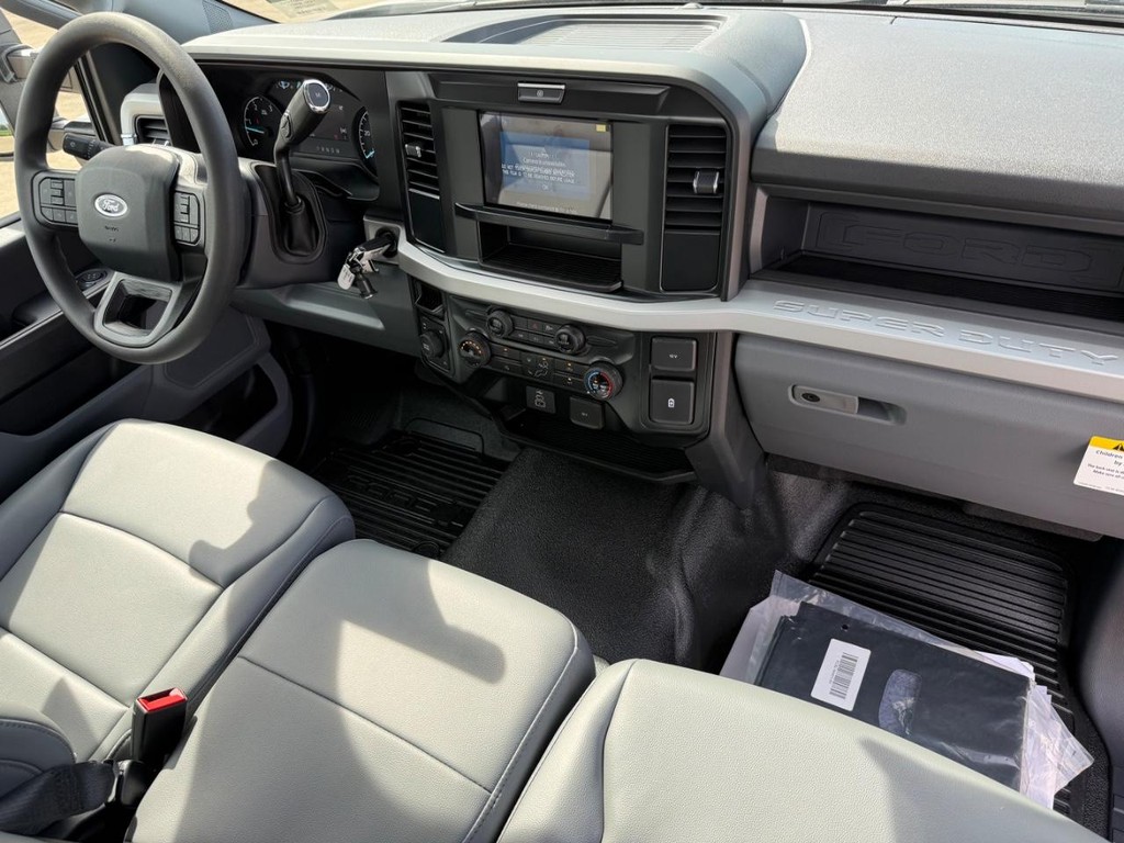 Ford Super Duty F-450 DRW Vehicle Full-screen Gallery Image 14