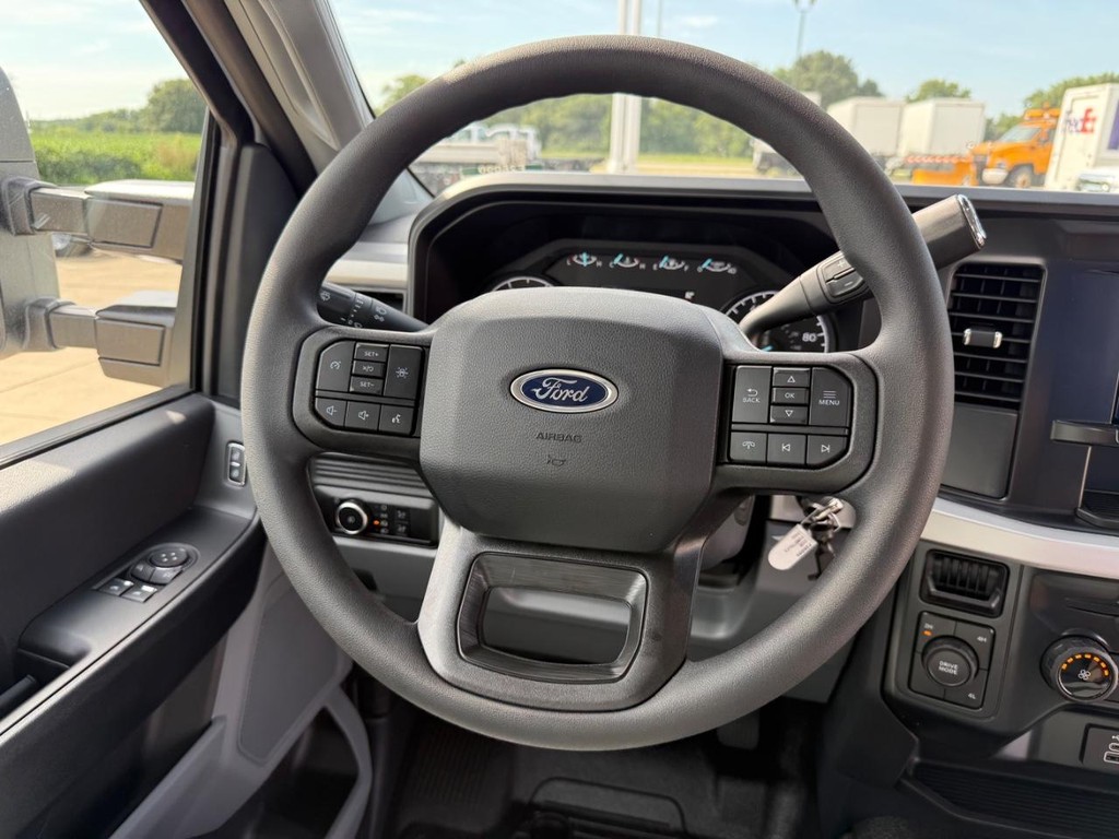 Ford Super Duty F-450 DRW Vehicle Full-screen Gallery Image 15