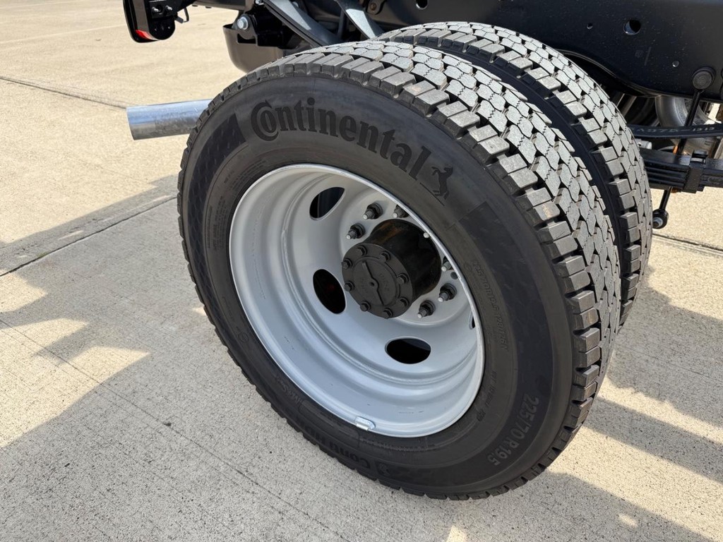 Ford Super Duty F-450 DRW Vehicle Full-screen Gallery Image 17