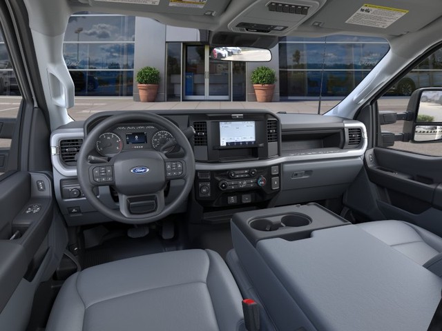Ford F-450SD Vehicle Full-screen Gallery Image 9