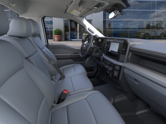 Ford F-450SD Vehicle Full-screen Gallery Image 11