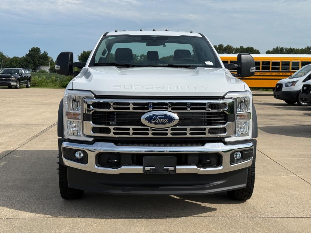 Ford Super Duty F-550 DRW Vehicle Full-screen Gallery Image 2