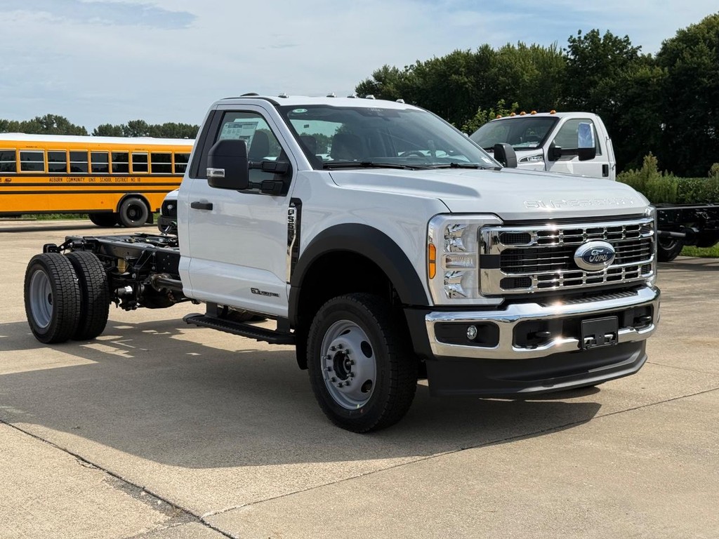 Ford Super Duty F-550 DRW Vehicle Full-screen Gallery Image 3