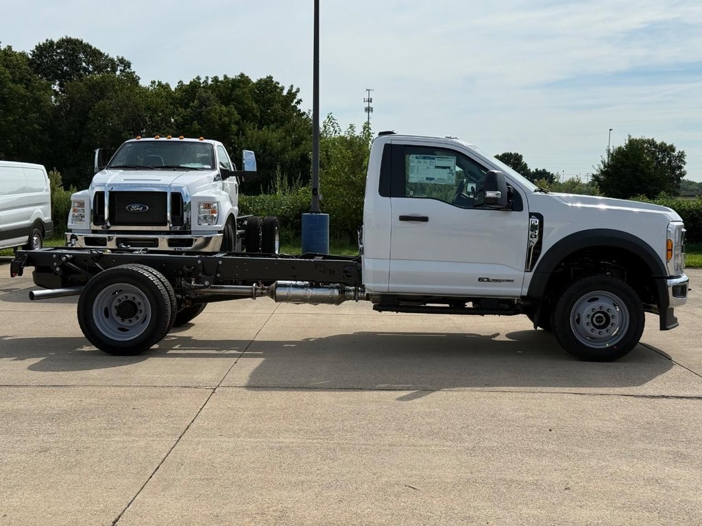 Ford Super Duty F-550 DRW Vehicle Full-screen Gallery Image 4