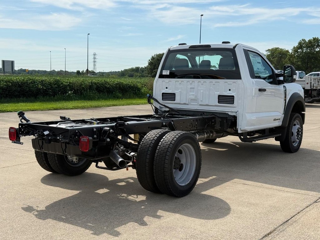 Ford Super Duty F-550 DRW Vehicle Full-screen Gallery Image 5